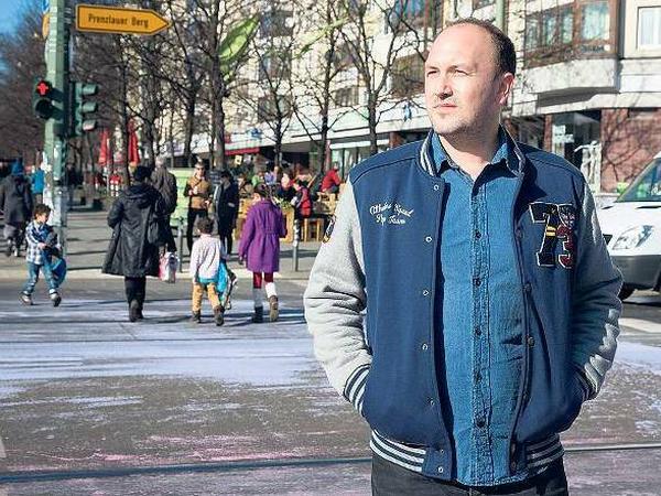 Tim Krannich von der Agentur „Spreefreunde“ an der Ecke Brunnenstraße/Bernauer Straße.