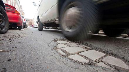Es bröckelt. Viele Straßen in Deutschland müssten dringend ausgebessert werden, noch maroder sind viele Brücken.