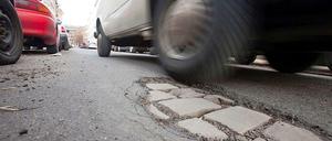 Es bröckelt. Viele Straßen in Deutschland müssten dringend ausgebessert werden, noch maroder sind viele Brücken. 