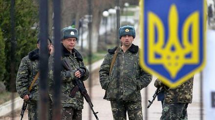 Ukrainische Soldaten außerhalb der Stadt Sevastopol. 