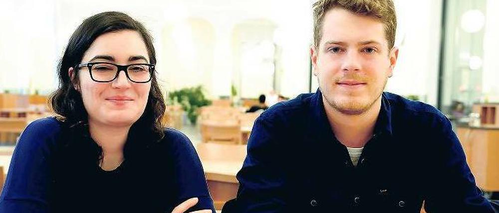 Die Studierenden der Humboldt-Universität, Zora Neumann und Max Manzey, sitzen in der Cafeteria ihrer Uni an einem Tisch.