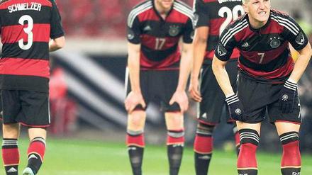 Dieser Weg wird kein leichter sein… Die Herren Schmelzer, Mertesacker, Boateng und Schweinsteiger (von links) bei der Analyse des Erlebten am Mittwochabend in Stuttgart. Foto: Imago