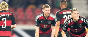 Dieser Weg wird kein leichter sein… Die Herren Schmelzer, Mertesacker, Boateng und Schweinsteiger (von links) bei der Analyse des Erlebten am Mittwochabend in Stuttgart. Foto: Imago