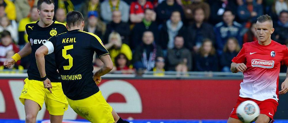 Gleich ist er drin. Sebastian Kehl trifft mit diesem Linksschuss zum 1:0-Sieg ins Tor.