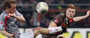 Berlins Sören Brandy (l) im Zweikampf mit Paulis Marcel Halstenberg.
