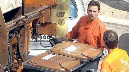 Handschuhe helfen. Es ist nicht schön, den Bio-Müll anzufassen – deshalb gibt es bald Tonnen, deren Deckel per Fußpedal geöffnet werden kann.