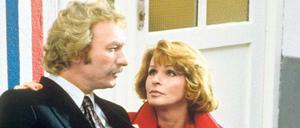 Weltstadt mit Herz. Eine Szene aus der 1986 gestarteten TV-Serie „Kir Royal“ mit Franz Xaver Kroetz (als Reporter Baby Schimmerlos) und Senta Berger (als Mona). Regisseur Helmut Dietl nahm damit auch das Boulevardblatt „AZ“ und das Münchner Lebensgefühl aufs Korn.
