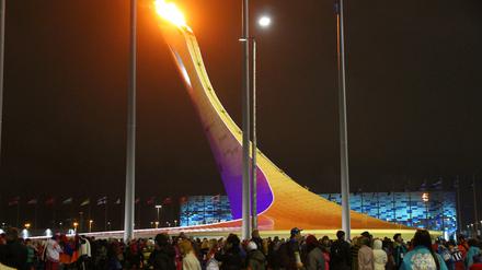 Bei der Eröffnungsfeier in der Fischt Arena in Sotschi wurde das Paralympische Feuer entzündet.