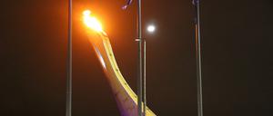 Bei der Eröffnungsfeier in der Fischt Arena in Sotschi wurde das Paralympische Feuer entzündet.