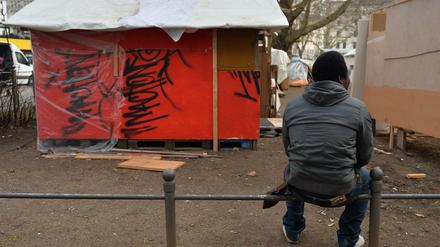 In Wartestellung: Ein Flüchtling aus Ghana auf dem Oranienplatz vor seiner Hütte. Er kam über die italienische Mittelmeerinsel Lampedusa nach Deutschland. 