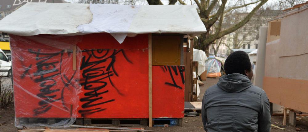 In Wartestellung: Ein Flüchtling aus Ghana auf dem Oranienplatz vor seiner Hütte. Er kam über die italienische Mittelmeerinsel Lampedusa nach Deutschland. 
