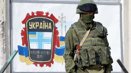 Streng bewacht. Vor der Militärbasis der ukrainischen Streitkräfte in Perewalnoje auf der Krim steht ein Bewaffneter, der offenbar zur russischen Armee gehört. Seit Tagen werden die ukrainischen Stützpunkte auf der Krim von Russen blockiert.