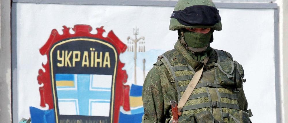 Streng bewacht. Vor der Militärbasis der ukrainischen Streitkräfte in Perewalnoje auf der Krim steht ein Bewaffneter, der offenbar zur russischen Armee gehört. Seit Tagen werden die ukrainischen Stützpunkte auf der Krim von Russen blockiert.