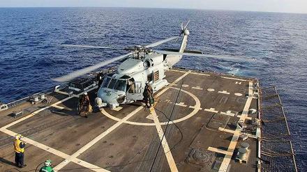 Ein US-Helikopter - die Navy hilft bei der Suche nach dem verschwundenen Flugzeug. 