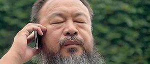 Ai Weiwei telefoniert 2012 mit seinem Anwalt.
