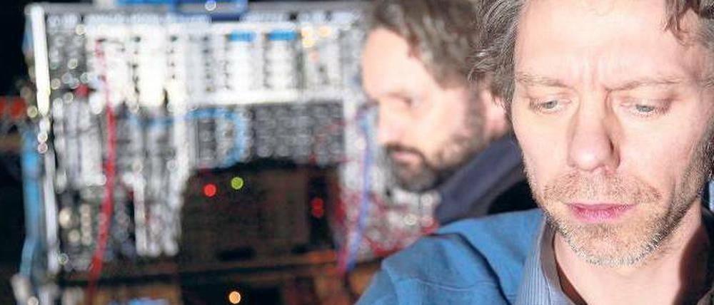 Vierhändig. Den analogen Synthesizer, den die Berliner Musiker Thomas Kürstner (hinten) und Sebastian Vogel (vorne) für das Stück „Rein Gold“ gebaut haben, können sie nur zusammen bedienen – für einen allein sind es einfach zu viele Schalter und Knöpfe. 