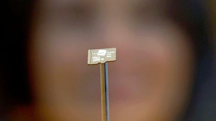 Kleiner Chip, der das Telefonieren sicherer macht.