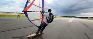 Wo geht's lang beim Tempelhofer Feld? Noch sind sich die fünf Fraktionen nicht einig. Die große Freifläche soll auf jeden Fall erhalten bleiben. 