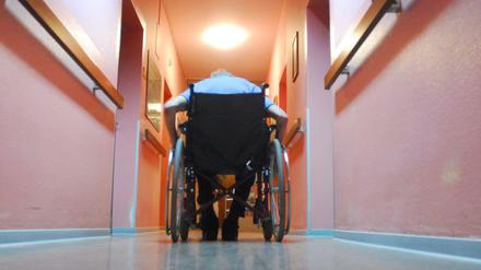 Einerseits sollen Pflegehelfer den Personalmangel in Heimen auffangen. Andererseits dürfen sie nur die einfachsten Tätigkeiten erledigen.