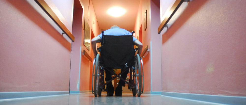 Einerseits sollen Pflegehelfer den Personalmangel in Heimen auffangen. Andererseits dürfen sie nur die einfachsten Tätigkeiten erledigen.