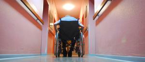 Einerseits sollen Pflegehelfer den Personalmangel in Heimen auffangen. Andererseits dürfen sie nur die einfachsten Tätigkeiten erledigen.
