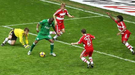 Erinnerung an eine Demütigung. Vor fünf Jahren verlor der FC Bayern 1:5 in Wolfsburg und fing sich dabei auch das unvergessene Hackentor des Brasilianers Grafite ein.