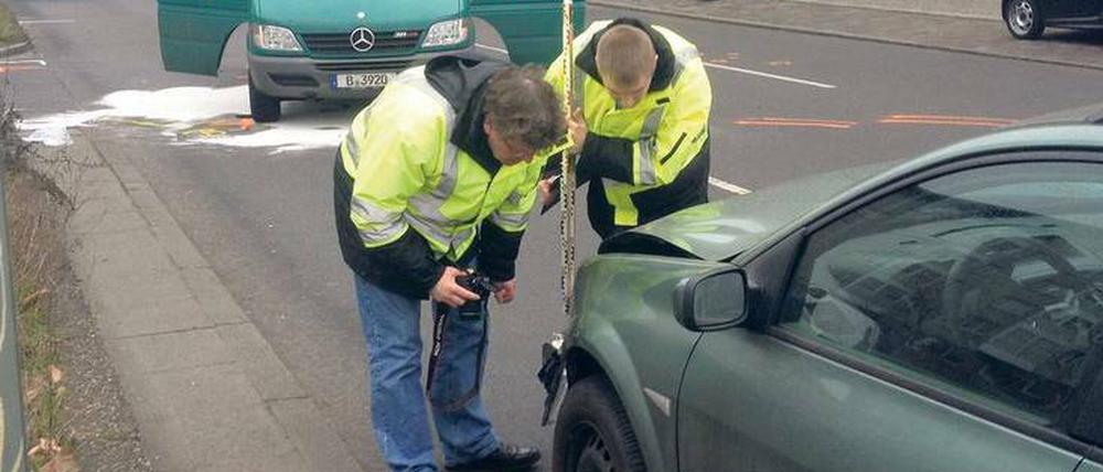 Ganz schön vermessen. Die Polizei rekonstruiert den Unfallhergang am Boden – und auch mit Luftbildern. 