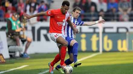 Mainz' Choupo-Moting mit Herthas Pekarik im Zweikampf.