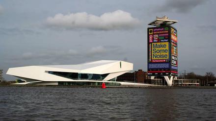 Neues Wahrzeichen. Der A'dam-Turm neben dem Filmmuseum "Eye" am Ij gegenüber dem Hauptbahnhof von Amsterdam. Hier werden Arbeitsplätze für die Kreativwirtschaft geschaffen.