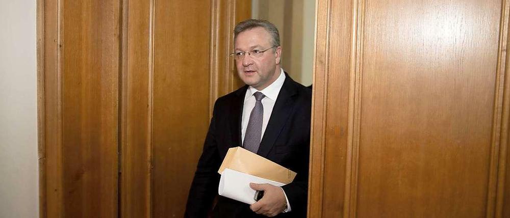 Innensenator Frank Henkel (CDU) hält die Hütten auf dem Oranienplatz für rechtswidrig.