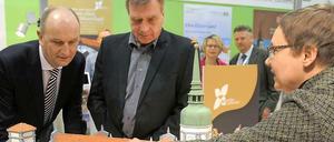 Ministerpräsident Dietmar Woidke (links) begutachtet ein Model des Schlosses.