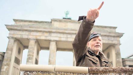 Mauer mit begrenzter Dauer. Der Künstler Ben Wagin präsentiert sein Werk vor dem Brandenburger Tor.