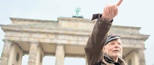 Mauer mit begrenzter Dauer. Der Künstler Ben Wagin präsentiert sein Werk vor dem Brandenburger Tor.