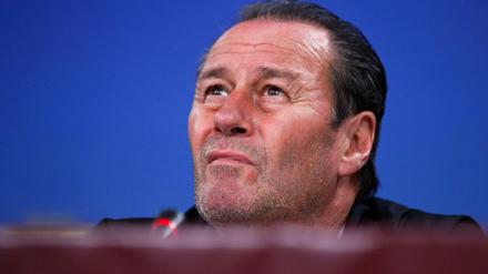 Ob das gut geht? Huub Stevens soll den VfB Stuttgart vor dem Abstieg bewahren.