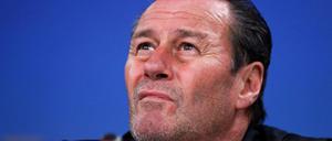 Ob das gut geht? Huub Stevens soll den VfB Stuttgart vor dem Abstieg bewahren. 