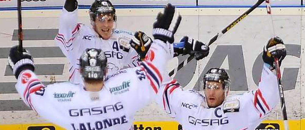 Heimvorteil! Mit dem 4:1 in Ingolstadt verteidigten die Eisbären Platz acht.