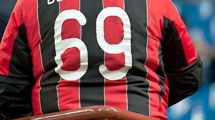 Dieser Fan braucht ein neues Trikot, denn Berlusconi soll weg.