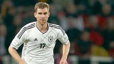 Gegen den Ball und die Zeit. Per Mertesacker ist einer dienstältesten deutschen Nationalspieler. Sein erstes von bislang 95 Länderspielen bestritt der 29-Jährige 2004. Nach Stationen bei Hannover 96 und Werder Bremen wechselte er 2011 zum FC Arsenal, wo er gerade seinen bis 2015 laufenden Vertrag vorzeitig auf ungenannte Zeit verlängert hat. 