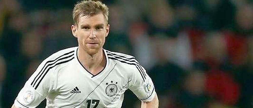 Gegen den Ball und die Zeit. Per Mertesacker ist einer dienstältesten deutschen Nationalspieler. Sein erstes von bislang 95 Länderspielen bestritt der 29-Jährige 2004. Nach Stationen bei Hannover 96 und Werder Bremen wechselte er 2011 zum FC Arsenal, wo er gerade seinen bis 2015 laufenden Vertrag vorzeitig auf ungenannte Zeit verlängert hat.