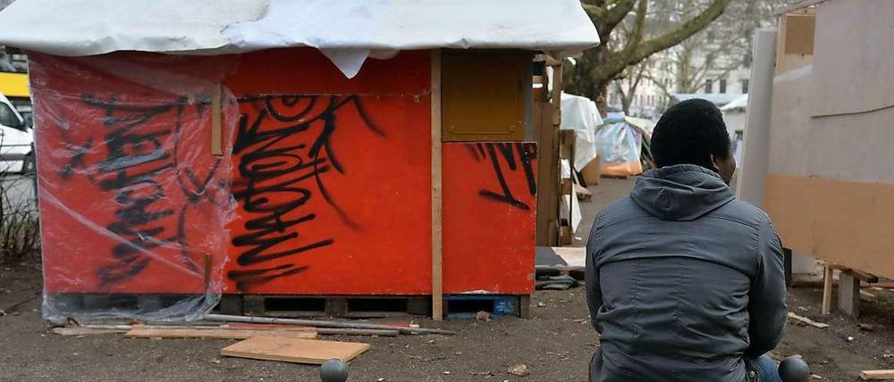 Brandgefährlich. Viele der Flüchtlinge haben in Libyen auf dem Bau gearbeitet. Jetzt zimmern sie sich Hütten. Eine dauerhafte Unterkunft haben sie nicht.