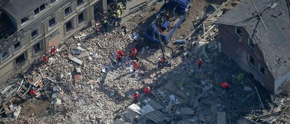 Rettungskräfte durchsuchen am 10.03.2014 in Itzehoe (Schleswig-Holstein) die Trümmer des nach einer Explosion völlig zerstörten Hauses.