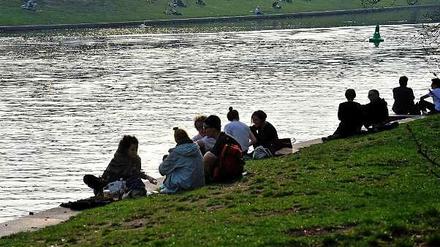 Der Landwehrkanal – Bei gutem Wetter ist er Anziehungspunkt für viele Menschen in Berlin.
