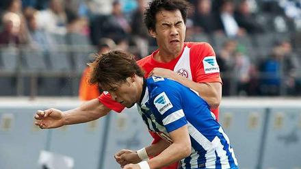 Ganz nah dran. Japanische Profis wie Shinji Okazaki (oben) und Hajime Hosogai werden von eigenen Reportern begleitet. Auch beim Spiel Mainz gegen Hertha.