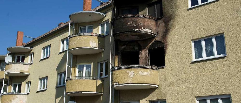 Die rußgeschwärzte Fassade des Hauses im Büchsenweg in Berlin-Reinickendorf.