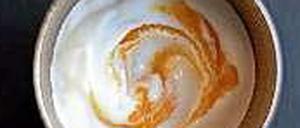 Ein vitaminreicher Start in den Tag: Biojoghurt mit Honig und Sanddornsaft. Wer mag, kann Vollkornmüsli dazu essen. 