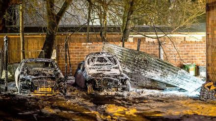 Zwei Fahrezeuge der Botschaft von Kambodascha, ein Mercedes und ein BMW, brannten völlig aus.