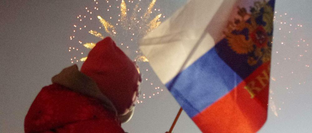 Ein Kind mit der russischen Fahne bei der Eröffnungsfeier der Paralympics.