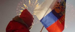 Ein Kind mit der russischen Fahne bei der Eröffnungsfeier der Paralympics.