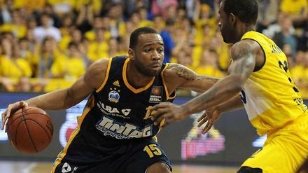 Nicht frisch genug. Albas Reggie Redding (links) im Duell mit Julius Jenkins.