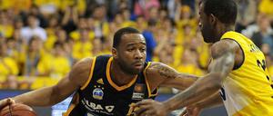 Nicht frisch genug. Albas Reggie Redding (links) im Duell mit Julius Jenkins.